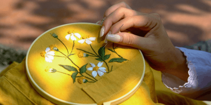 تشخیص گلدوزی دست اصل از ماشینی؛ راهنمای جامع خرید مانتو برای خانم‌های خوش‌سلیقه ایرانی
